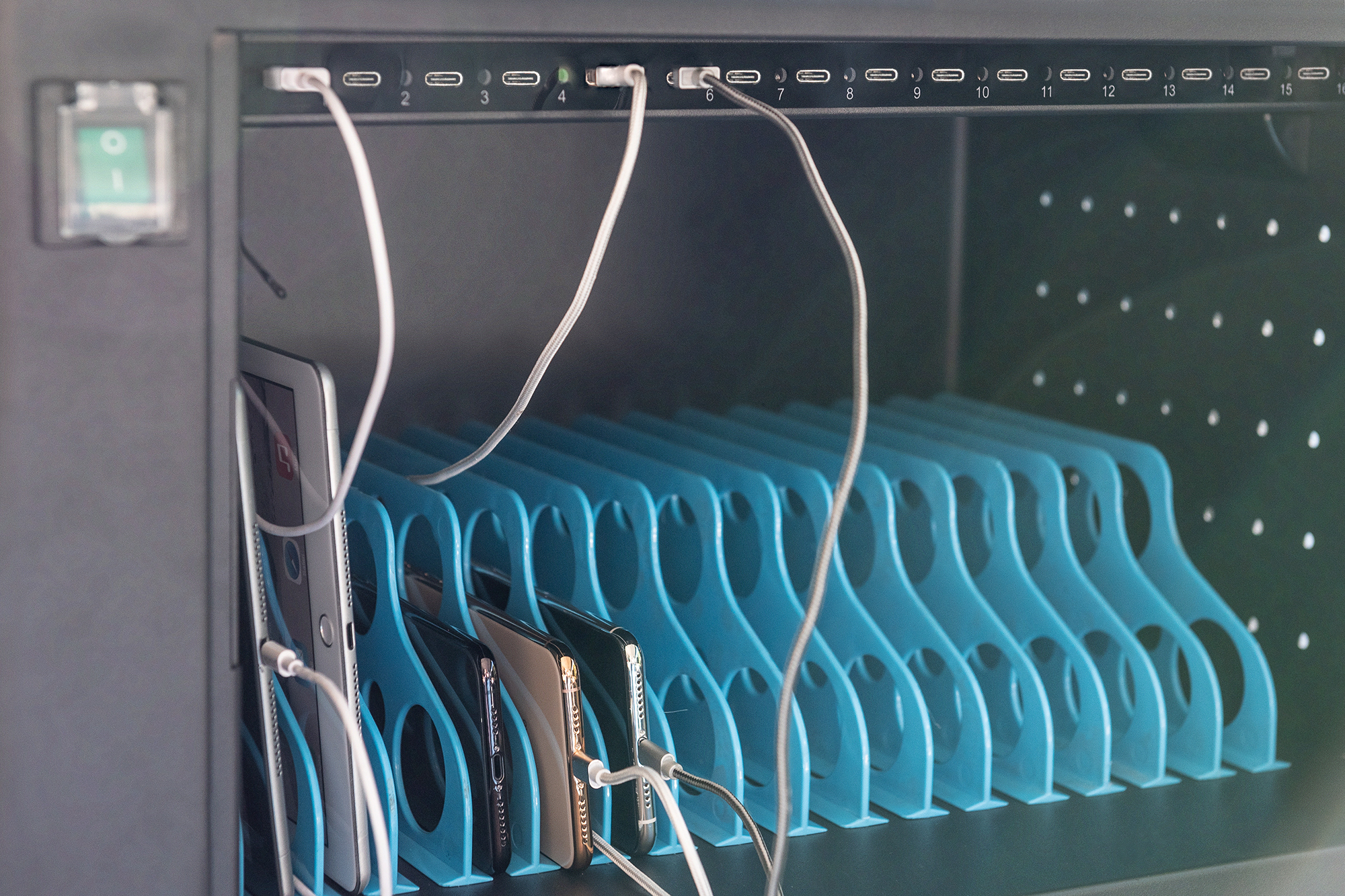 DIGITUS DN-45007 Mobiler Ladeschrank, 14", USB-C, elektr. PIN Schl. 16 Ladestationen, Lüfter, 384 x 550 x 375 mm