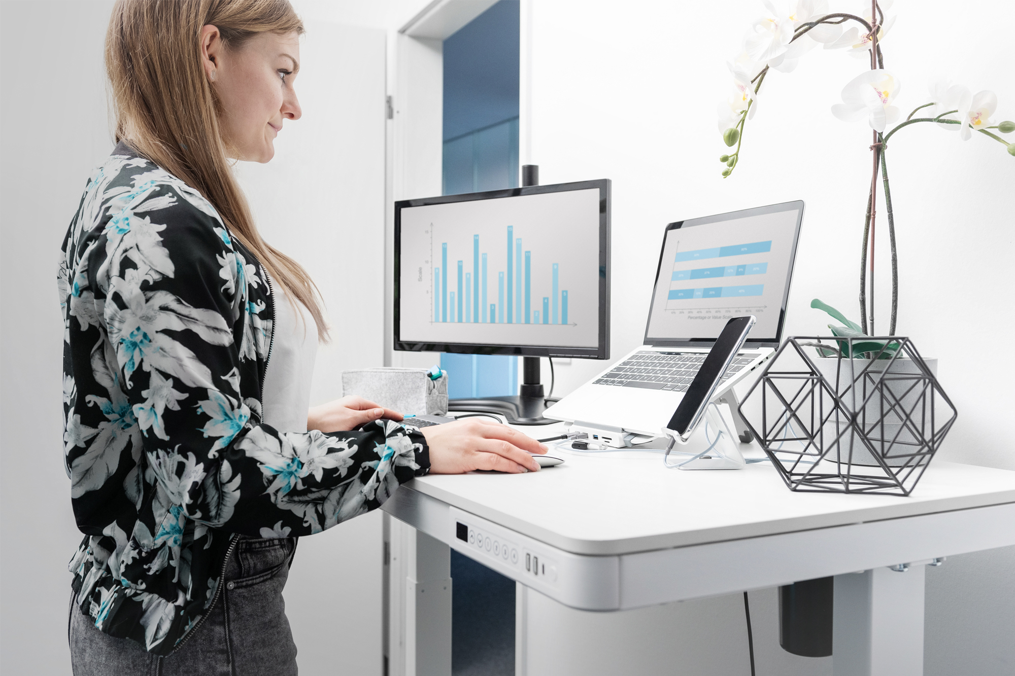 DIGITUS DA-90406 Elektrisch höhenverstellbarer Schreibtisch mit USB-Ladestation und Schublade