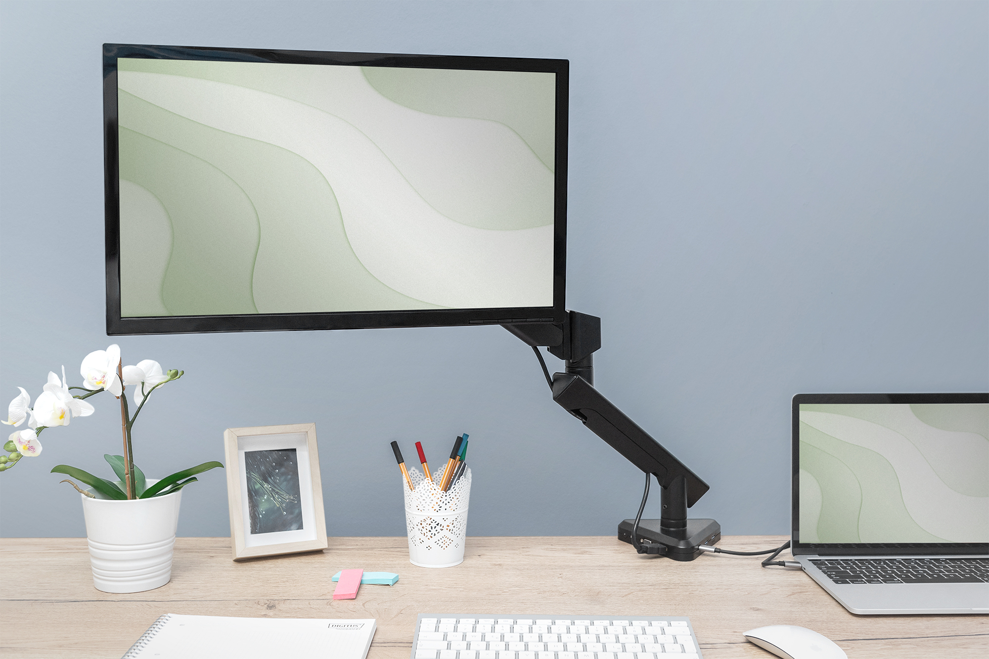 DIGITUS DA-90405 Smarte Monitorhalterung mit integrierter Docking Station, Gasdruckfeder und Klemmbefestigung
