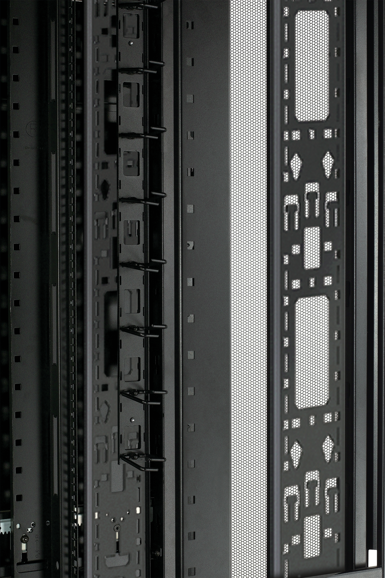APC AR3100 - NetShelter SX 42U Server Rack Enclosure 600mm x 1070mm w/ Sides Black