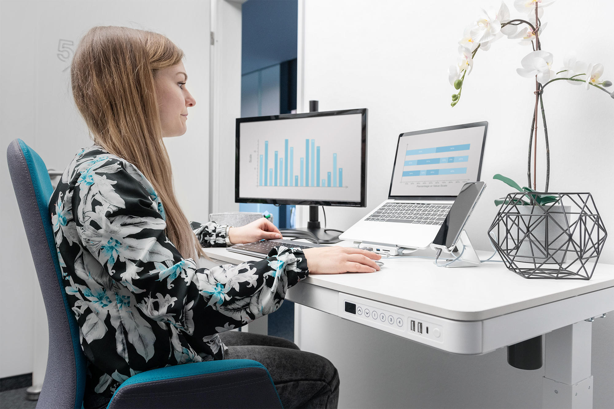 DIGITUS DA-90406 Elektrisch höhenverstellbarer Schreibtisch mit USB-Ladestation und Schublade