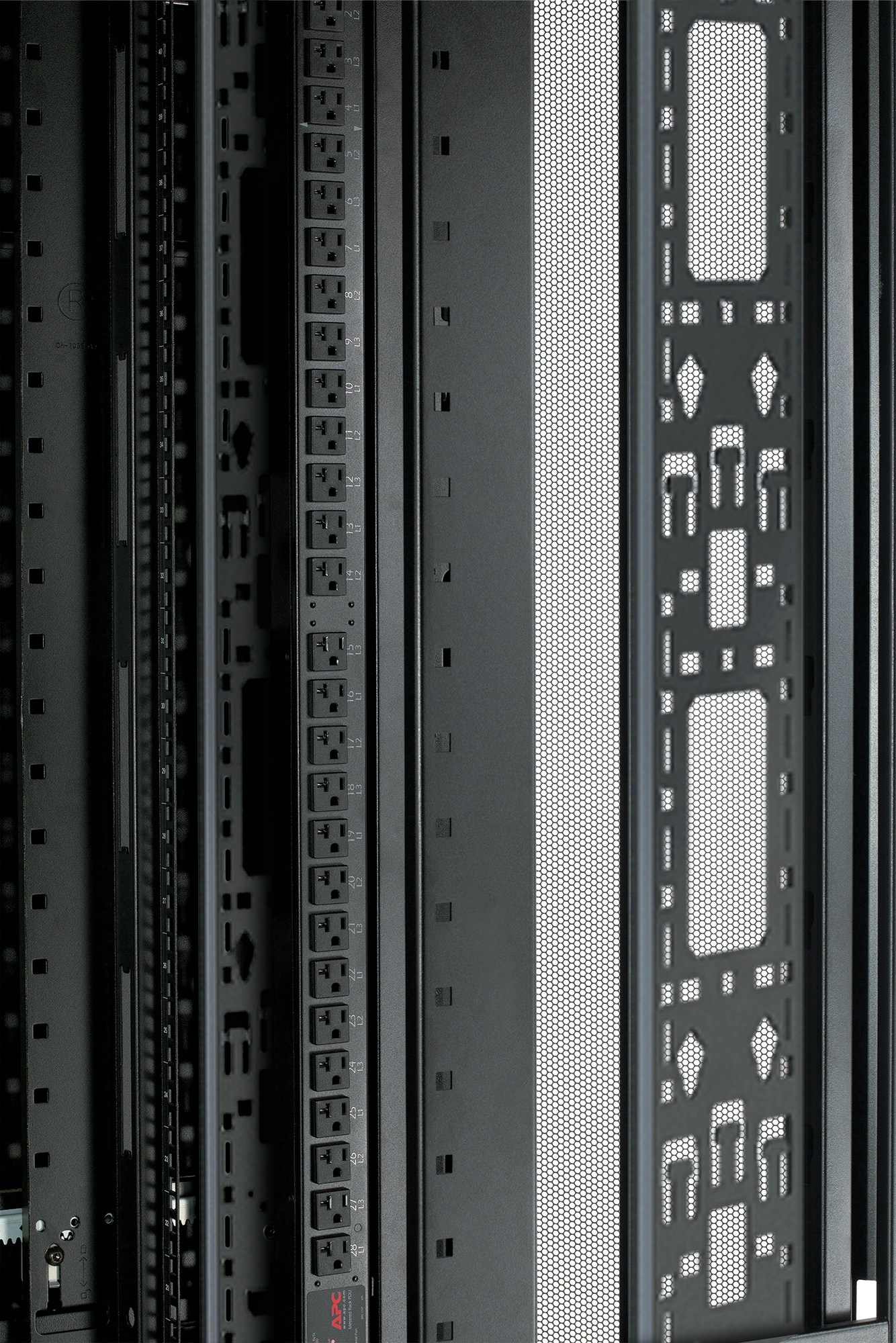 APC AR3100 - NetShelter SX 42U Server Rack Enclosure 600mm x 1070mm w/ Sides Black