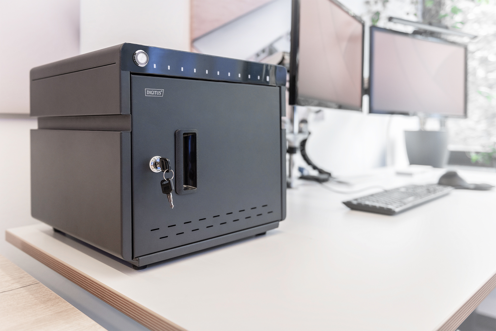 DIGITUS DN-45004 Desktop Ladeschrank, 14", USB-C, UV-C 10 Ladestationen, Lüfter, 345 x 360 x 370 mm