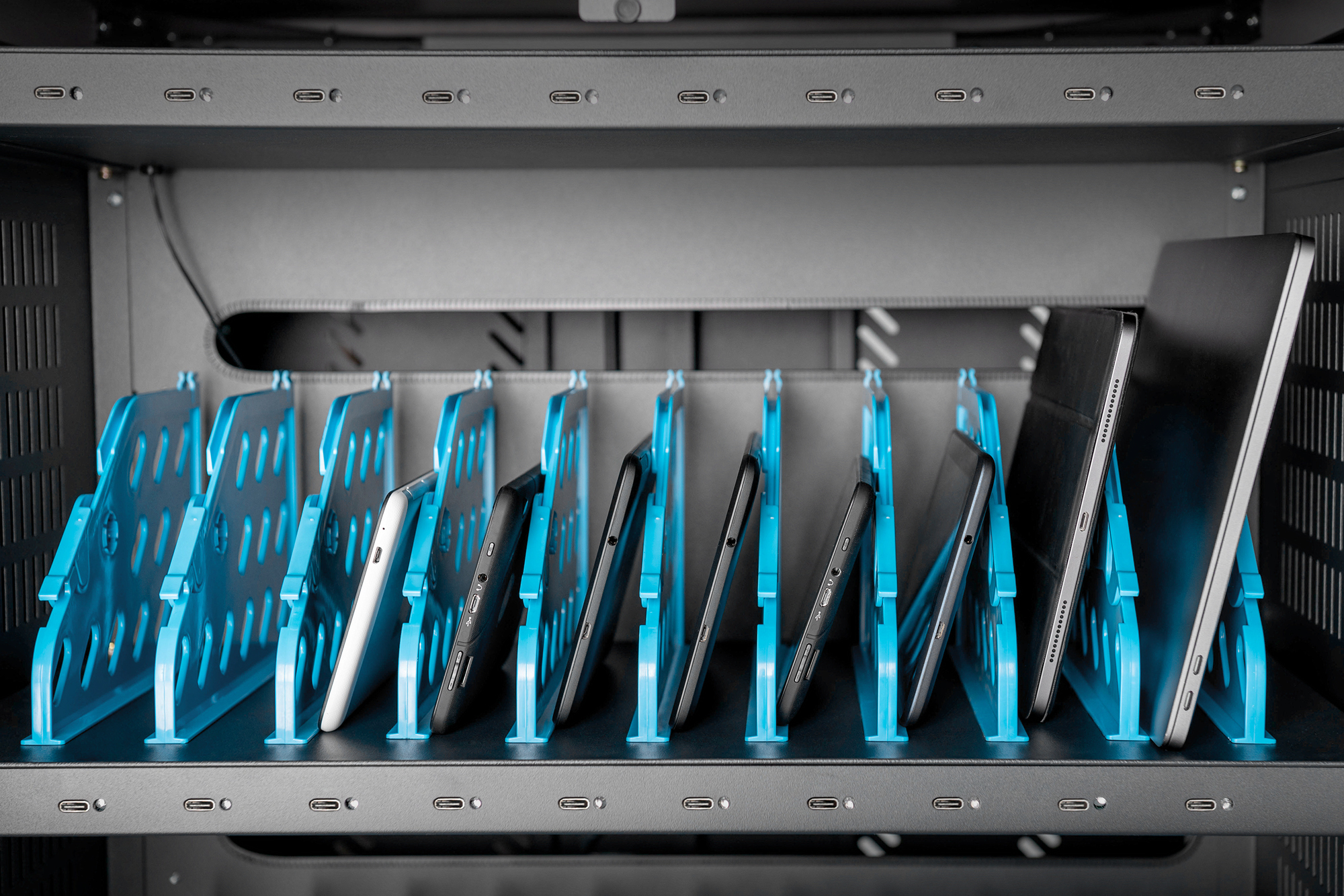 DIGITUS DN-45006 Mobiler Ladeschrank, 15.6", USB-C 30 Ladestationen, PDU, Lüfter, 1260 x 824 x 650 mm