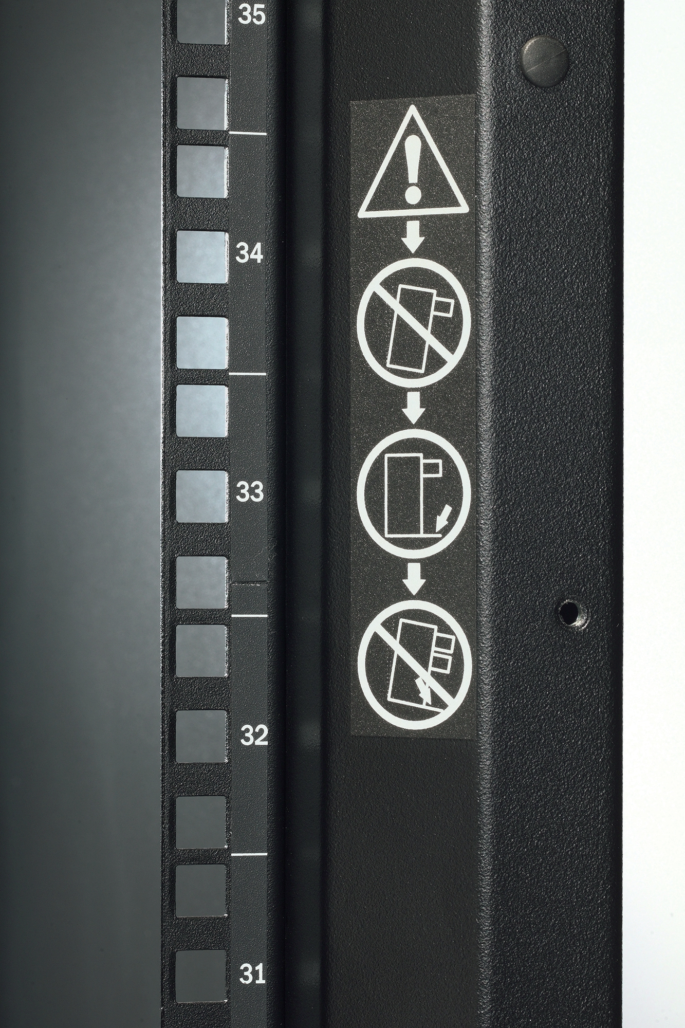 APC AR3100 - NetShelter SX 42U Server Rack Enclosure 600mm x 1070mm w/ Sides Black