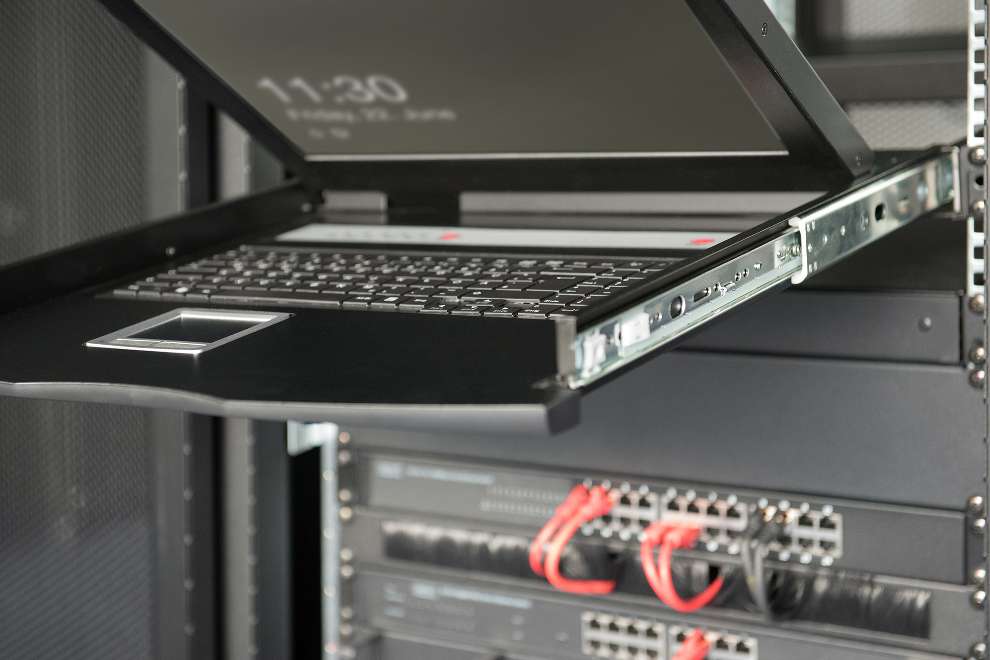 DIGITUS DS-72211-1GE Modulare Konsole mit 19" TFT (48,3cm), 1-Port  KVM & Touchpad, deutscher Tastatur