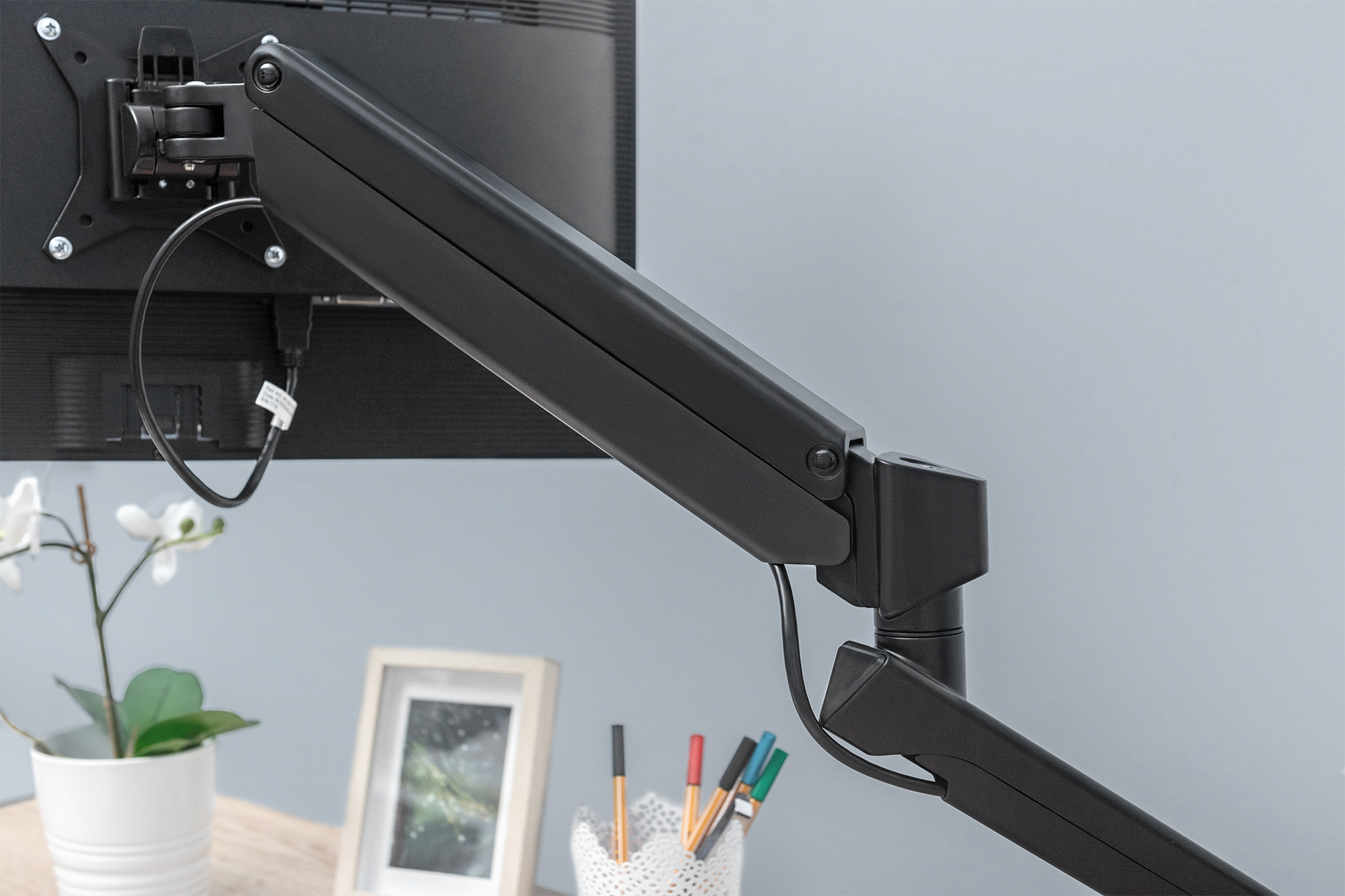 DIGITUS DA-90405 Smarte Monitorhalterung mit integrierter Docking Station, Gasdruckfeder und Klemmbefestigung