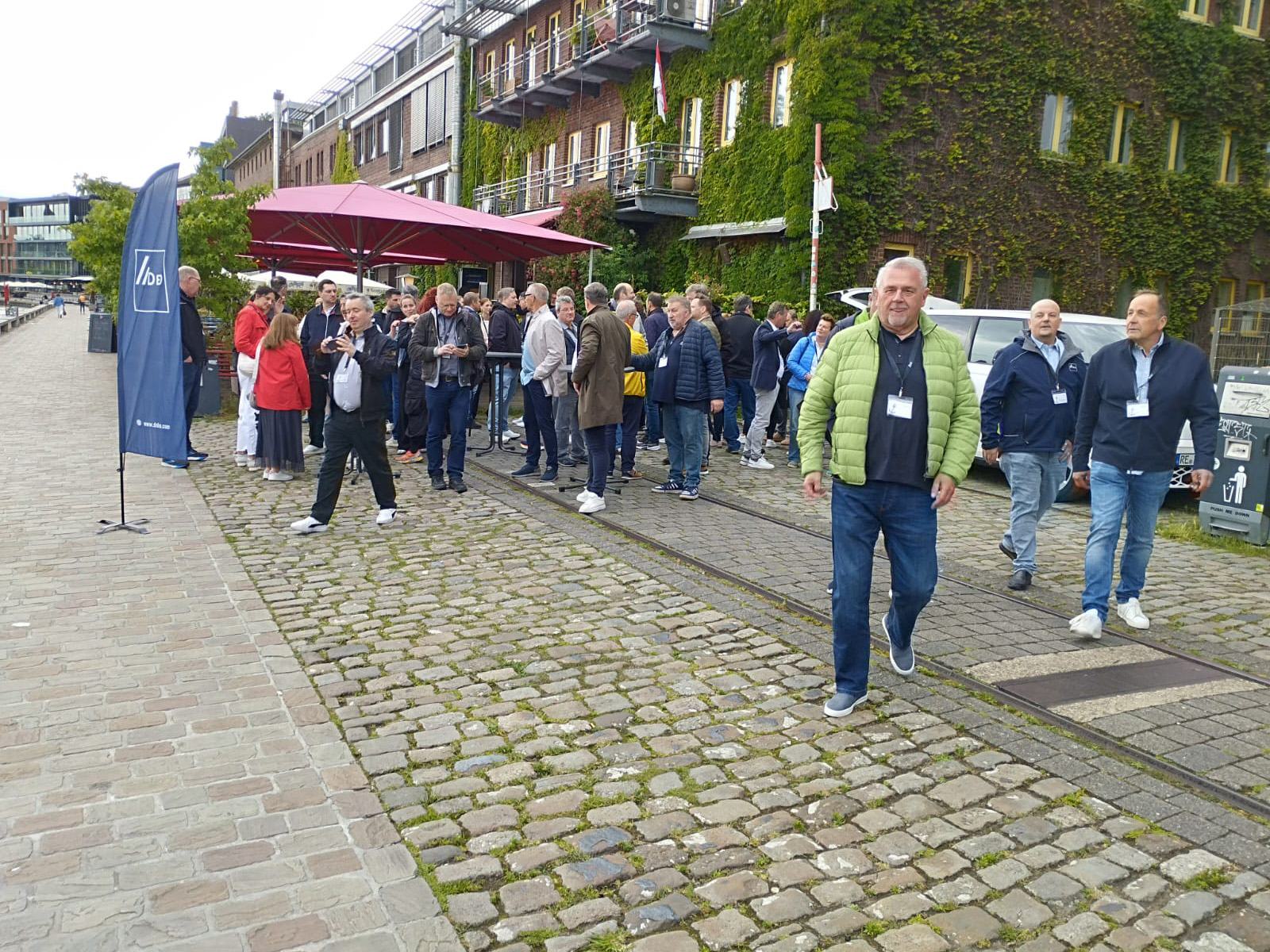 Menschenmenge, Straßenevent, Outdoor Veranstaltung, Cobblestone Straße, Lage vor Ort