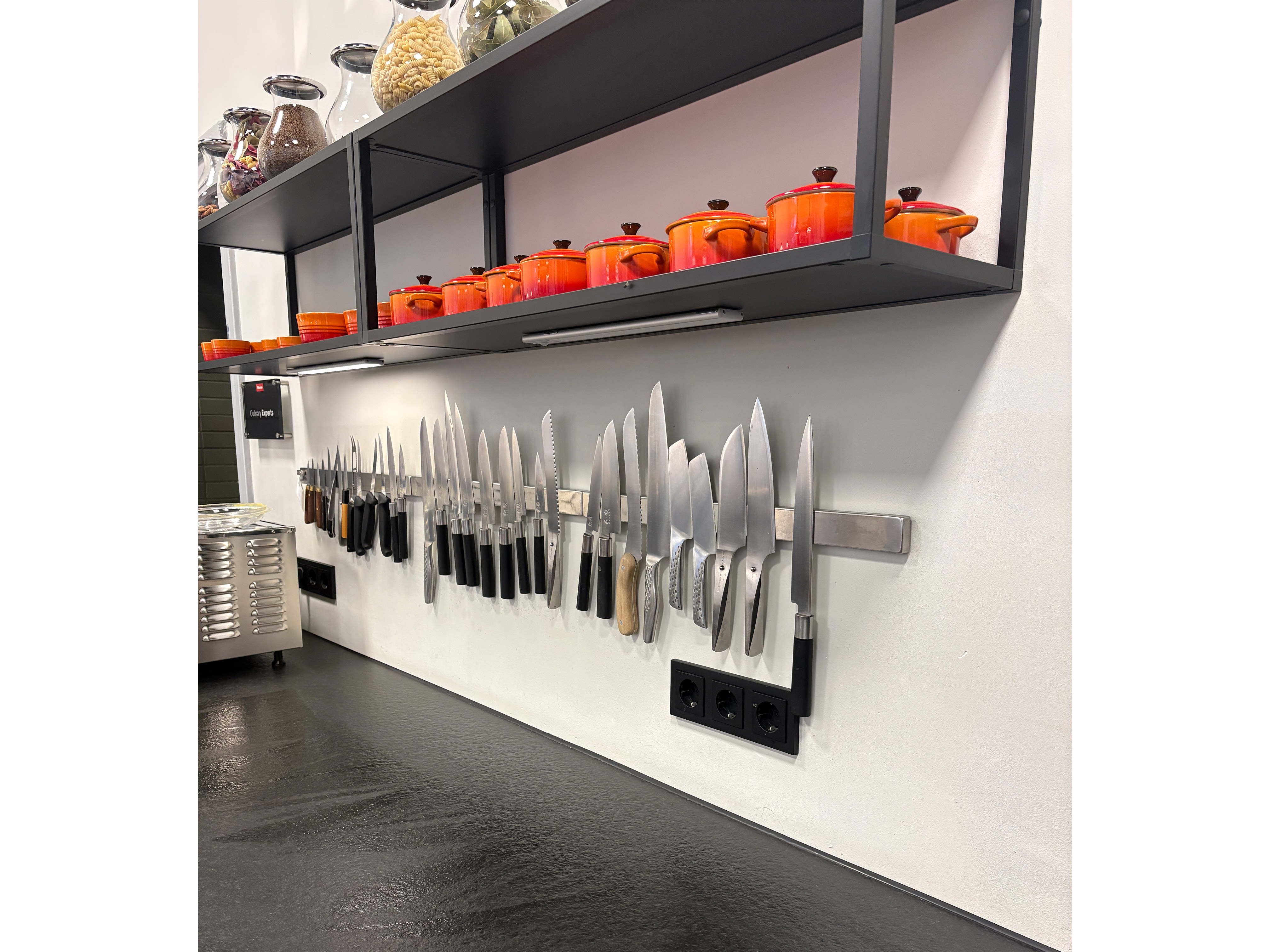 Küchenmesser, Messerwand, Wandregal, Stahlmesser, orange Kochtöpfe