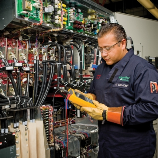 APC Start-UP Service for (1) EPS 7000 300 to 500 kVA UPS Person, Arbeiter, Fabrik, Erwachsener, Mann