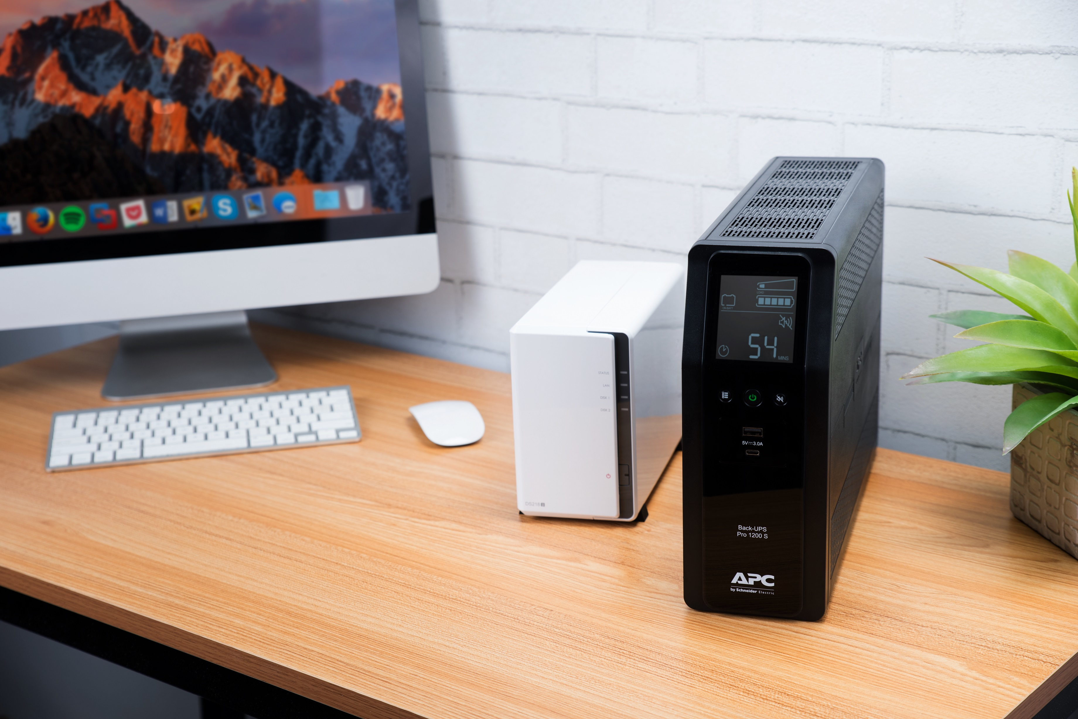 APC BR1200SI - Back UPS Pro BR 1200VA, Sinewave,8 Outlets, AVR, LCD interface