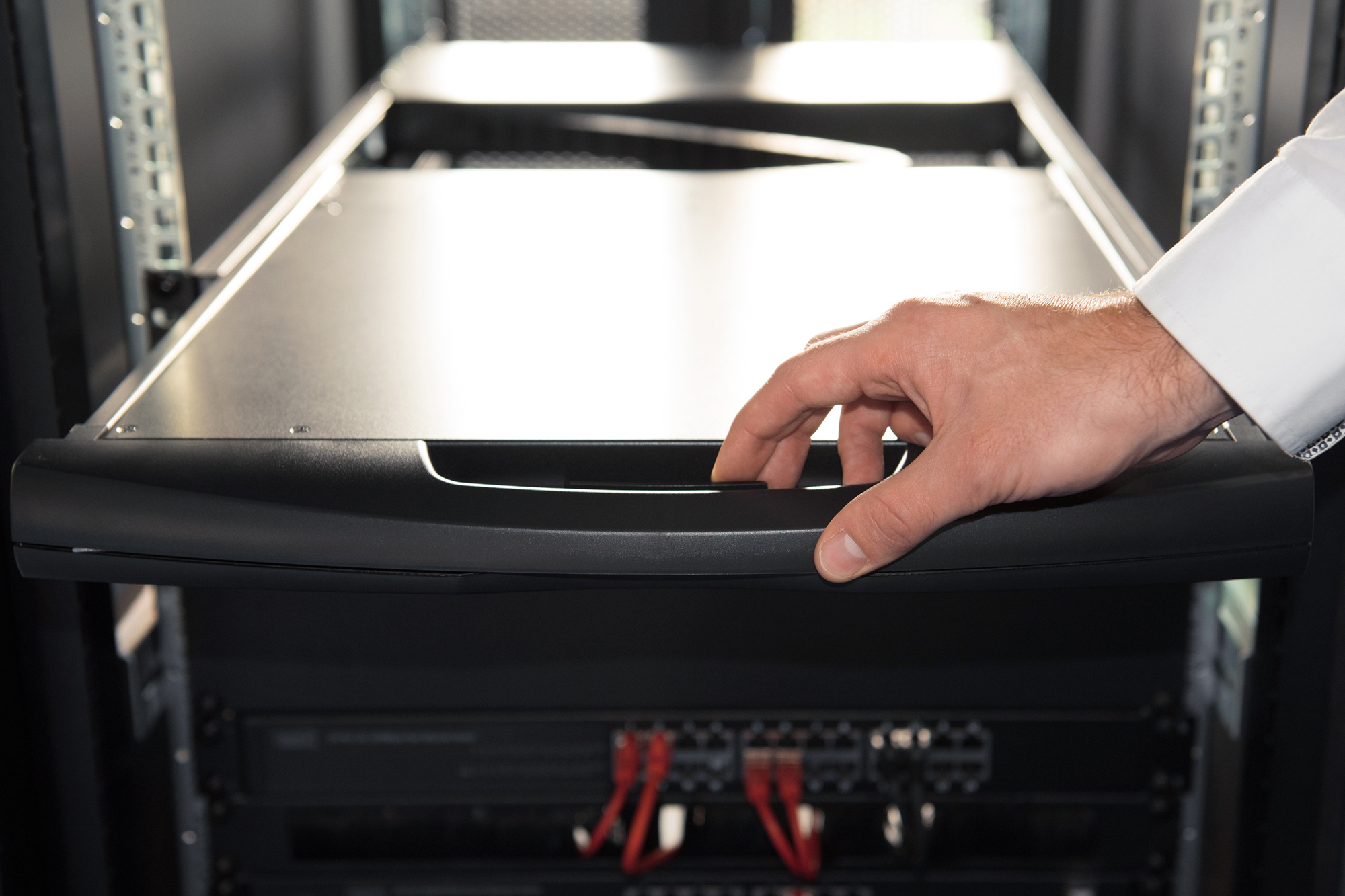 DIGITUS DS-72211-4CH 19" LCD KVM-Konsole, 8-Port CAT 5, schweizer Tastatur DIGITUS DS-72211-4CH 19" LCD KVM-Konsole, 8-Port CAT 5, schweizer Tastatur