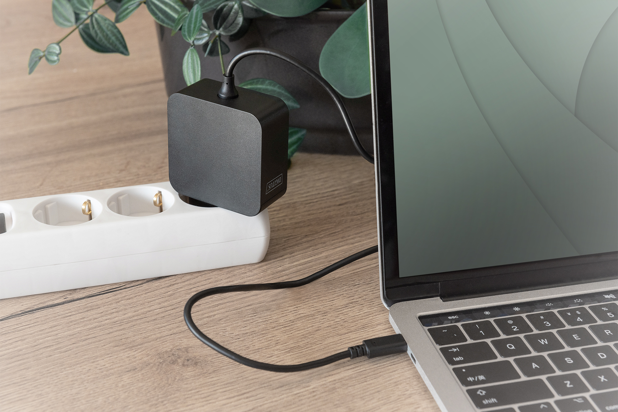 USB-C Hub, externes Netzteil, Wandadapter, schwarzer Kasten, Schreibtisch-Setup