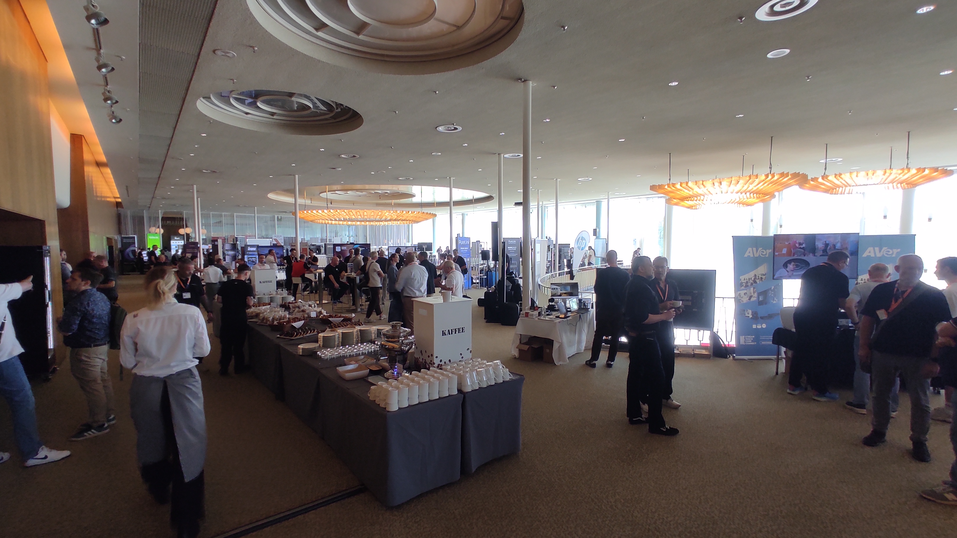 Cafeteria, Gebäude, Bodenbeläge, Person, Leute