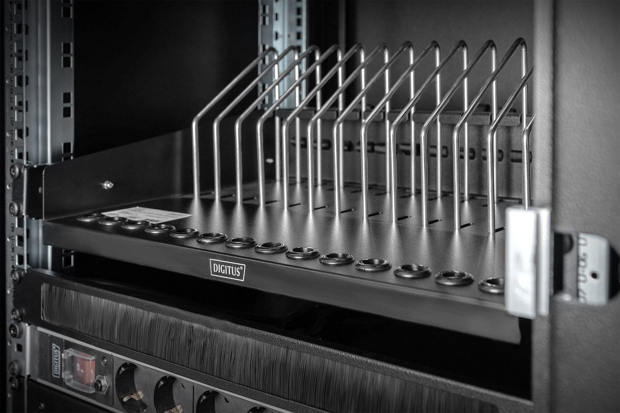 DIGITUS DN-97665 Ausziehbarer Fachboden für Tablets, Notebooks, Smartphones DIGITUS DN-97665 Ausziehbarer Fachboden für Tablets, Notebooks, Smartphones