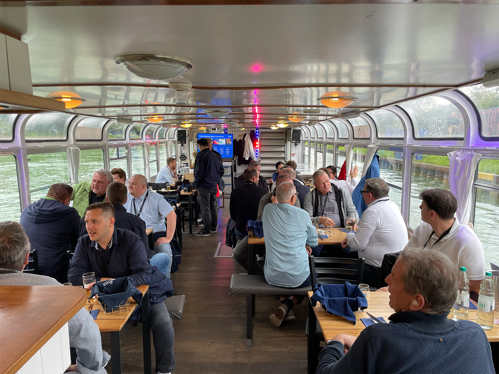 Bootstour, Innenraum, Gäste, Tische, Gläser