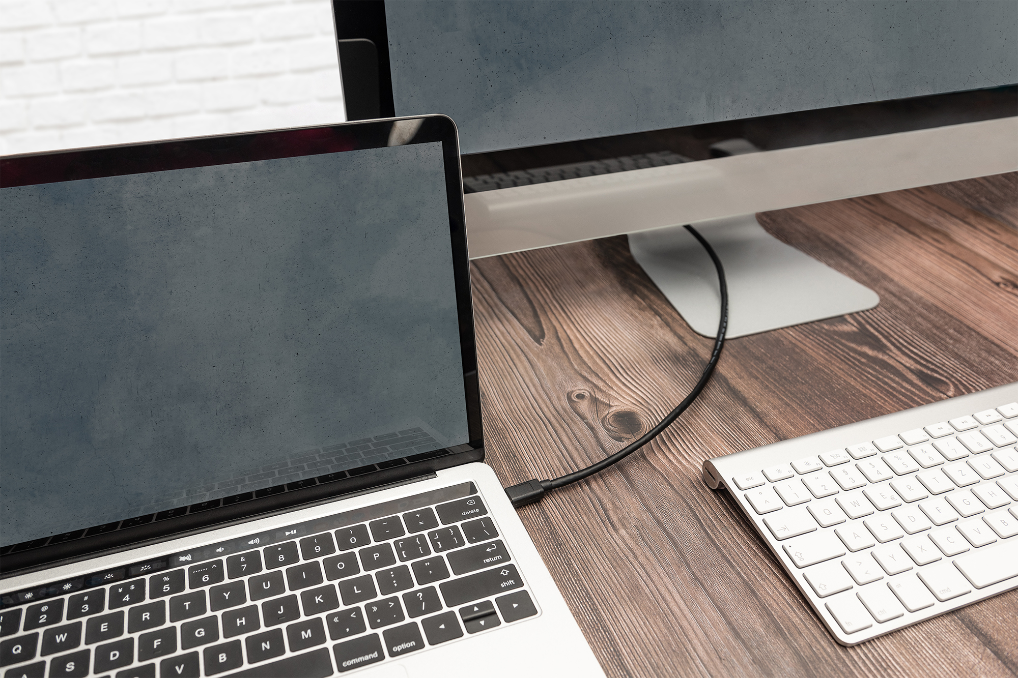 Laptop, USB-C, Desktop-Monitor, Tastatur, Holztisch