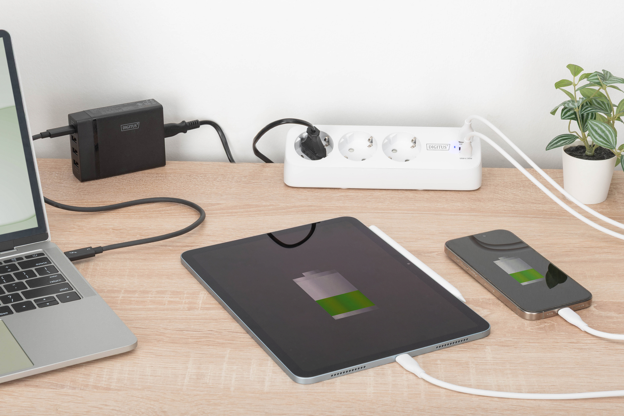 Ladegerät, Steckdosenleiste, Tablet, Smartphone, Kabelsalat