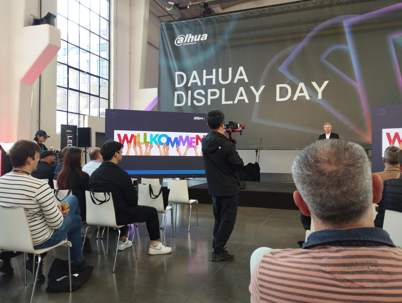 Leute, Person, Menschenmenge, Erwachsener, Mann