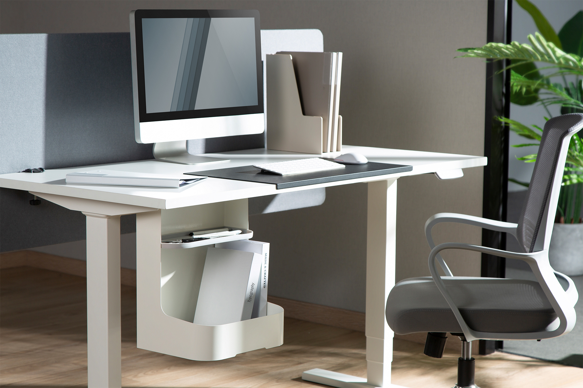 Schreibtisch, Computermonitor, Bürostuhl, Schreibtisch-Organizer, Ausstattung