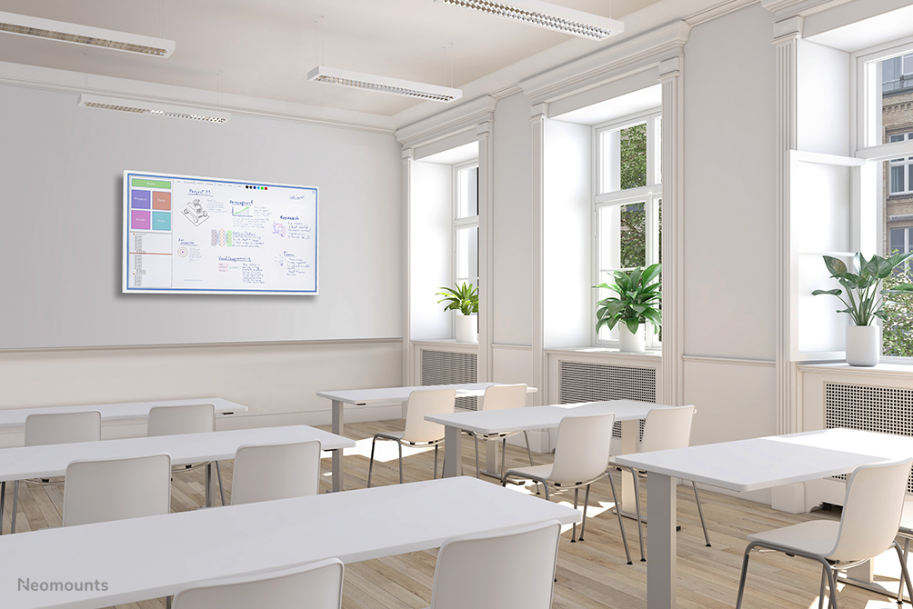 Klassenzimmer, Tafel, Stuhl, Whiteboard, Fensterpflanzen