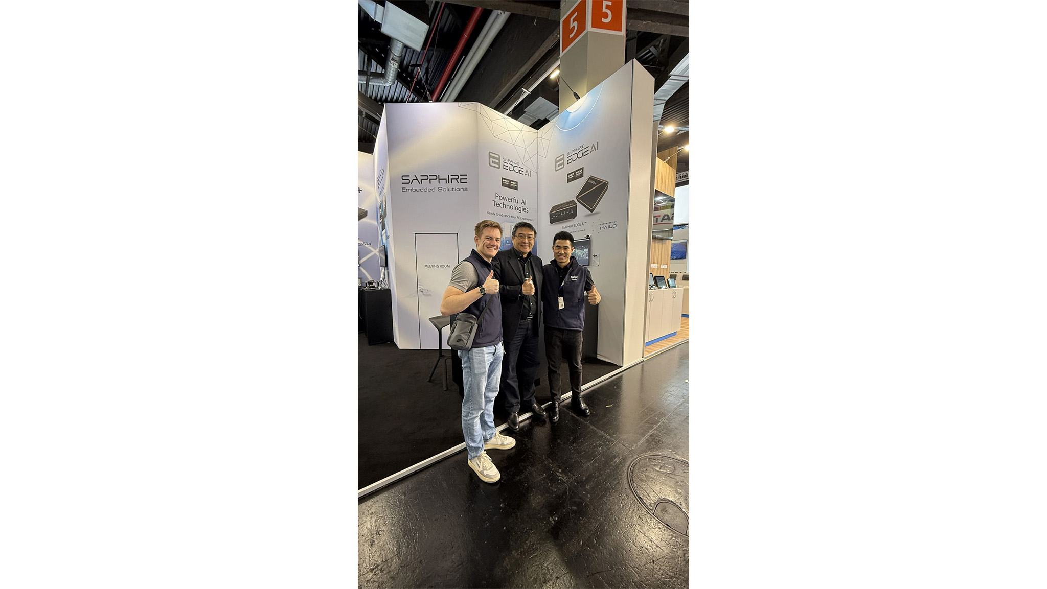 Innenarchitektur, Person, Schuh, Handtasche, Werbung