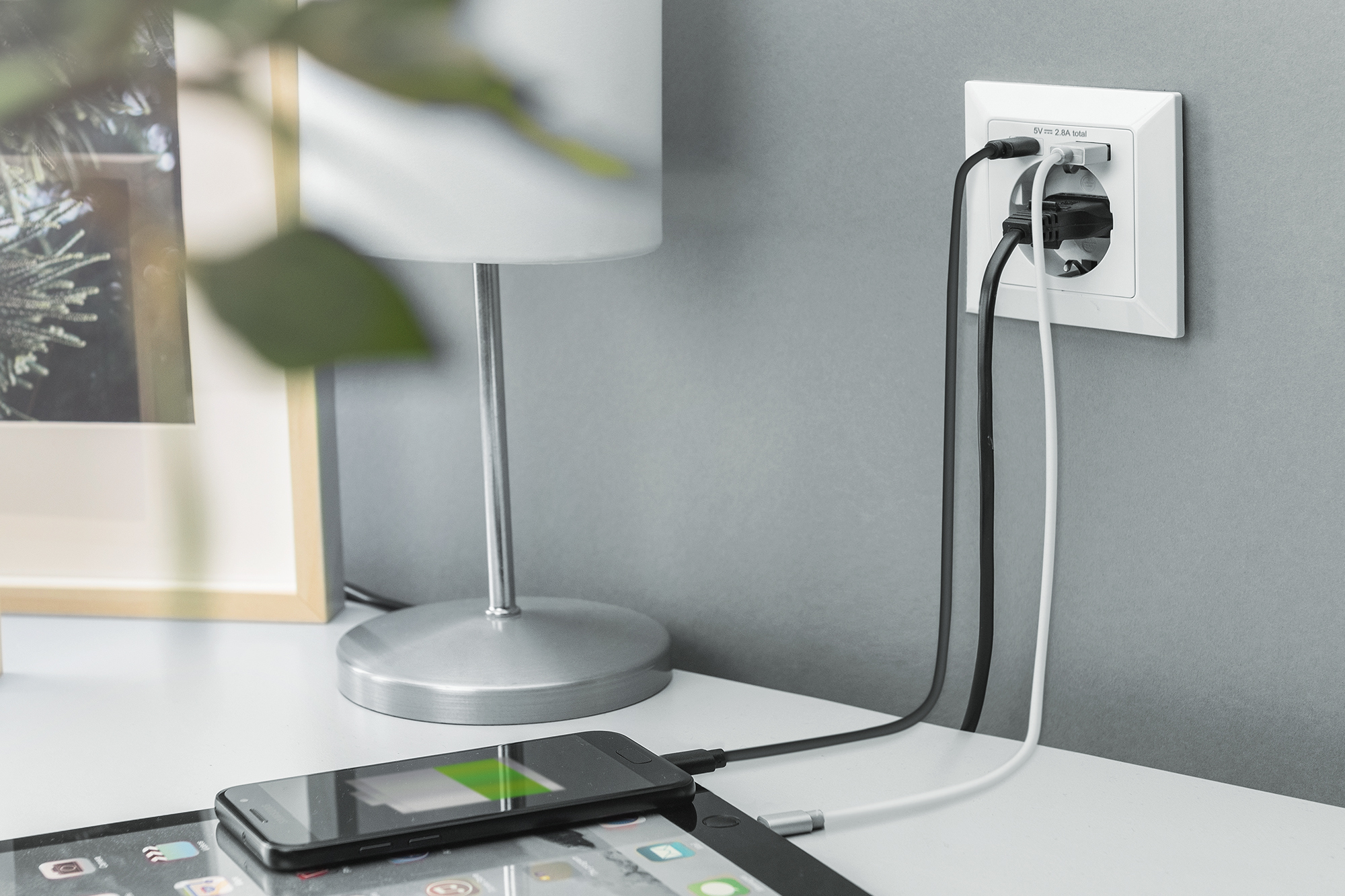 usb-cable, Stromsteckdose, Wandsockel, Lampe, Tischgerät