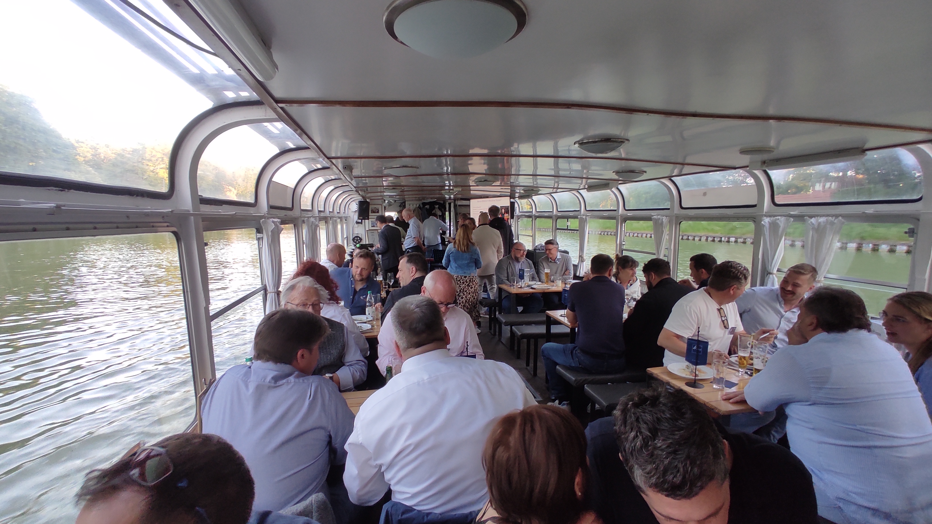 Restaurant, Cafeteria, Food Court, Mann, Person