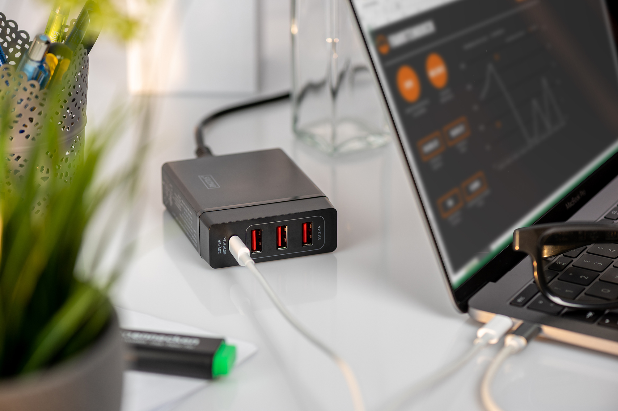 USB-C Hub, Stromadapter, Desktop-Ladegerät, Multiport-Ladegerät, Rote USB-Ports