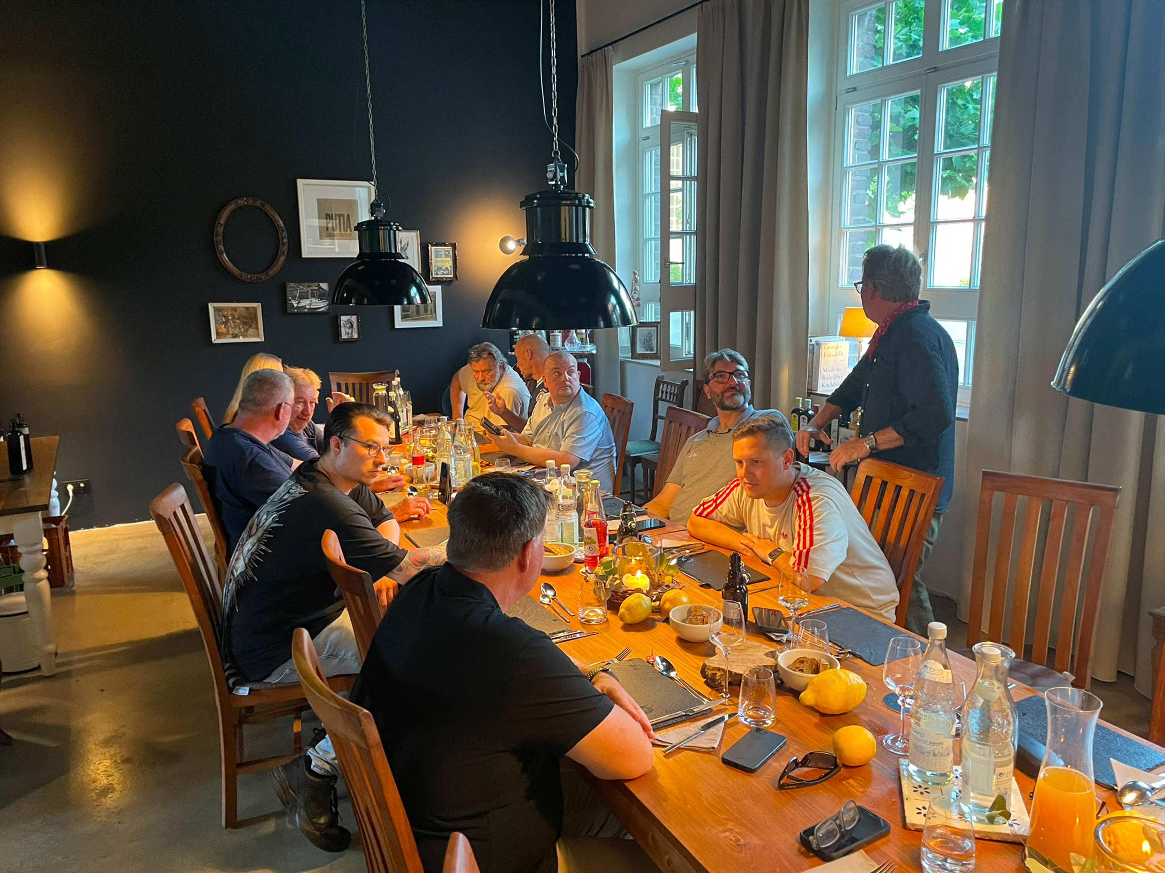 gruppe, tisch, essen, getränke, herrenrunde
