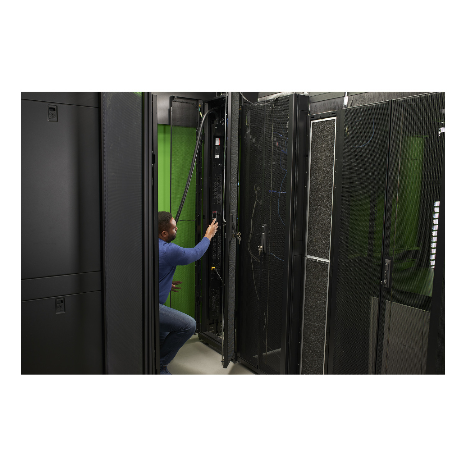 Serverrack, IT-Schrank, Rechenzentrum, Netzwerkrack, Techniker
