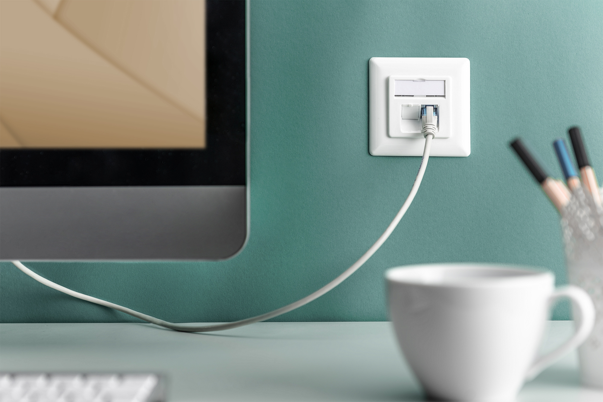 usb-cable, ethernet, wand?, wand??, monitor, keyboard, k cup, desk, office, gruen-wand