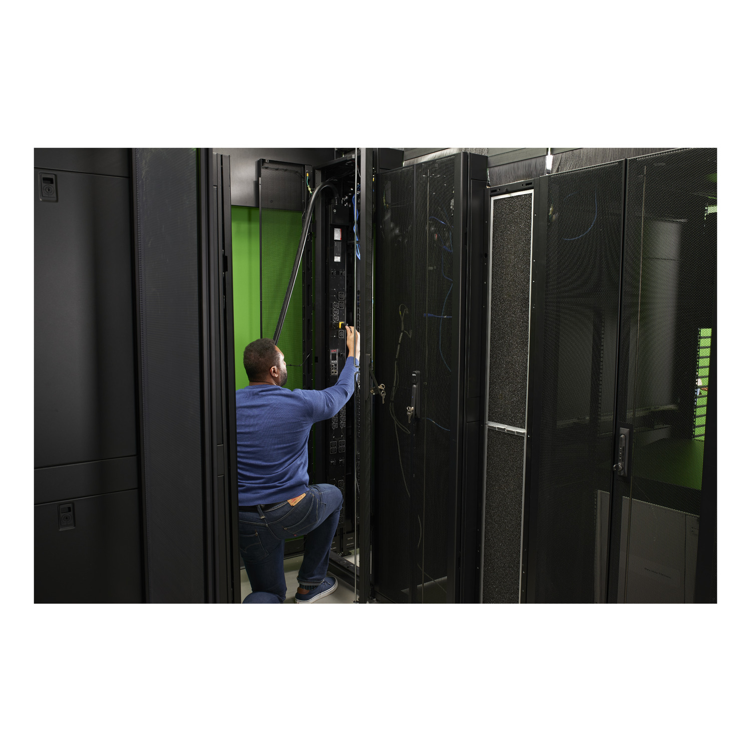 IT-Techniker, Server-Rack, Rechenzentrum, Netzwerkkabel, Schrank