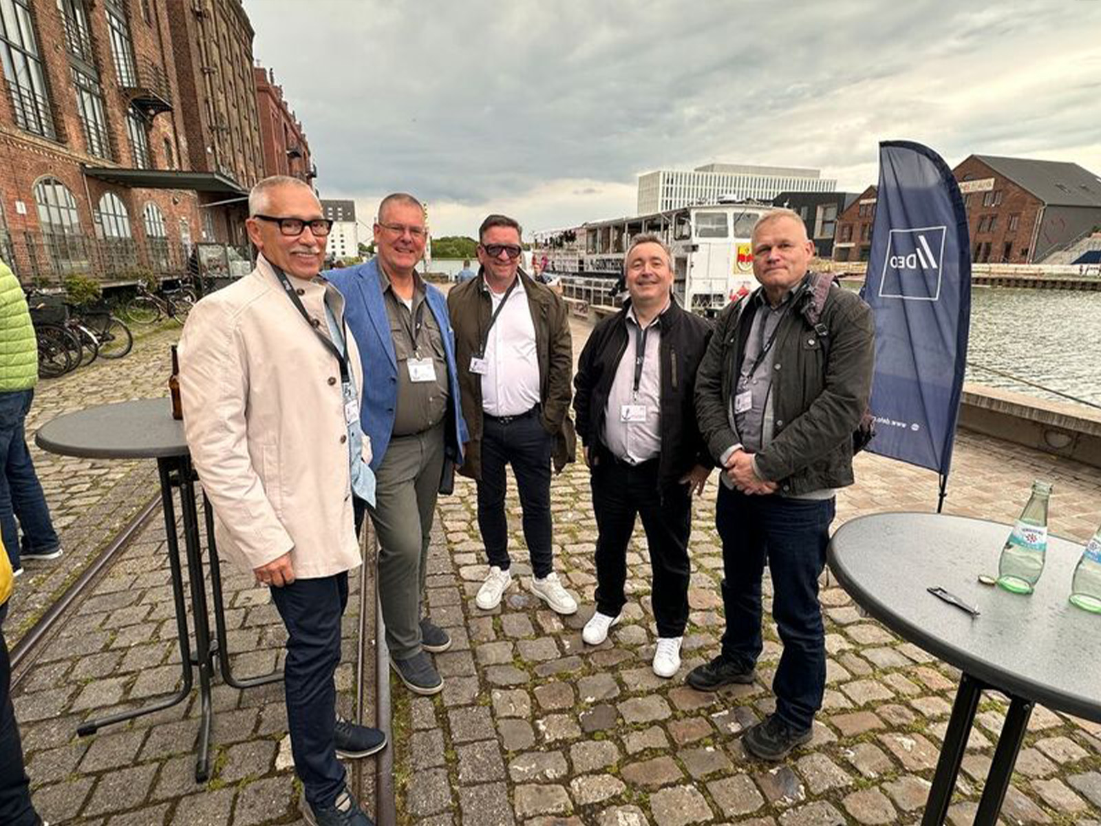 männer, gruppe, outdoor, konferenz, hafen