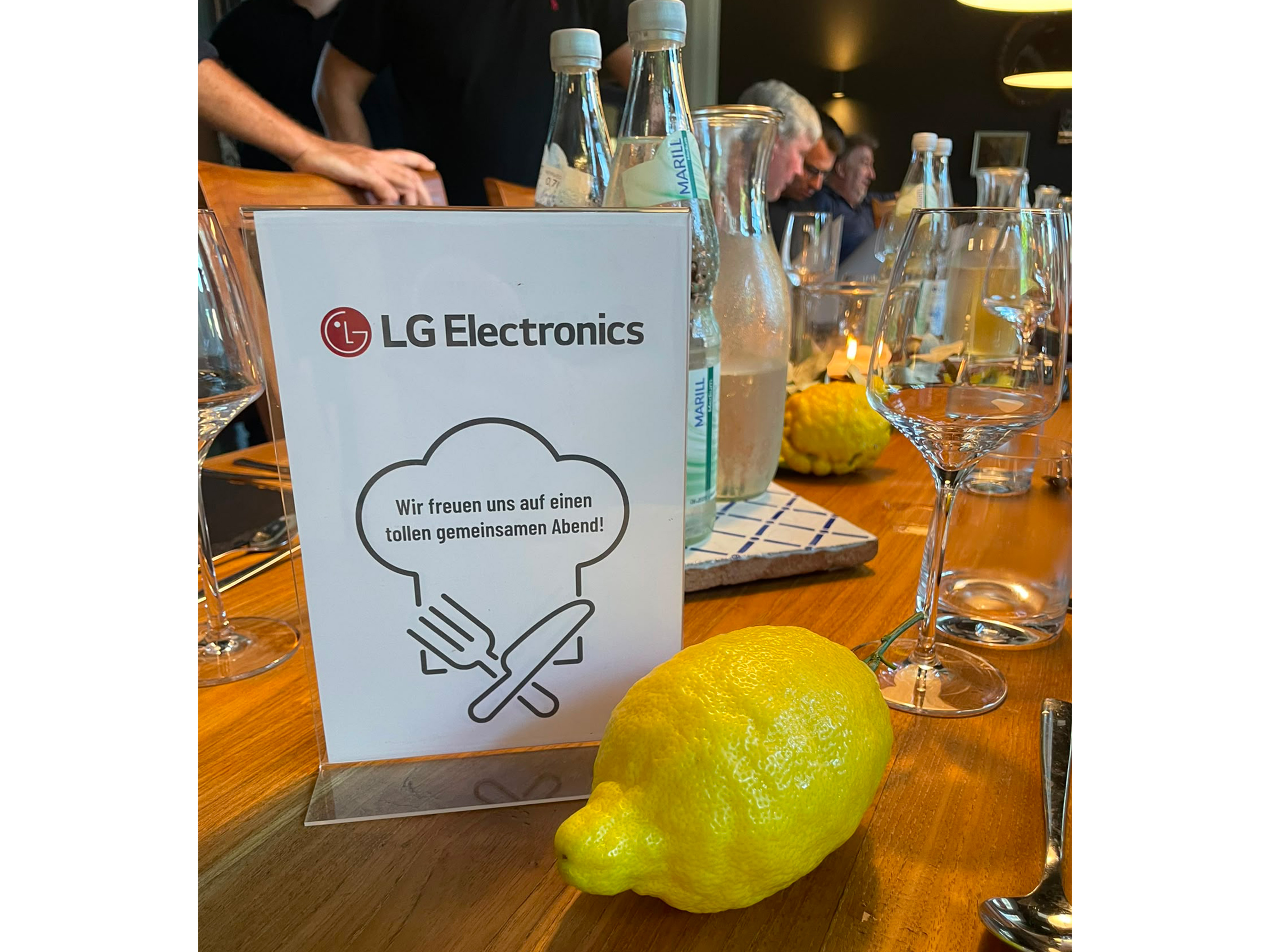 Zitrone, Tischdeko, Wasserflasche, Weinglas, LG Electronics