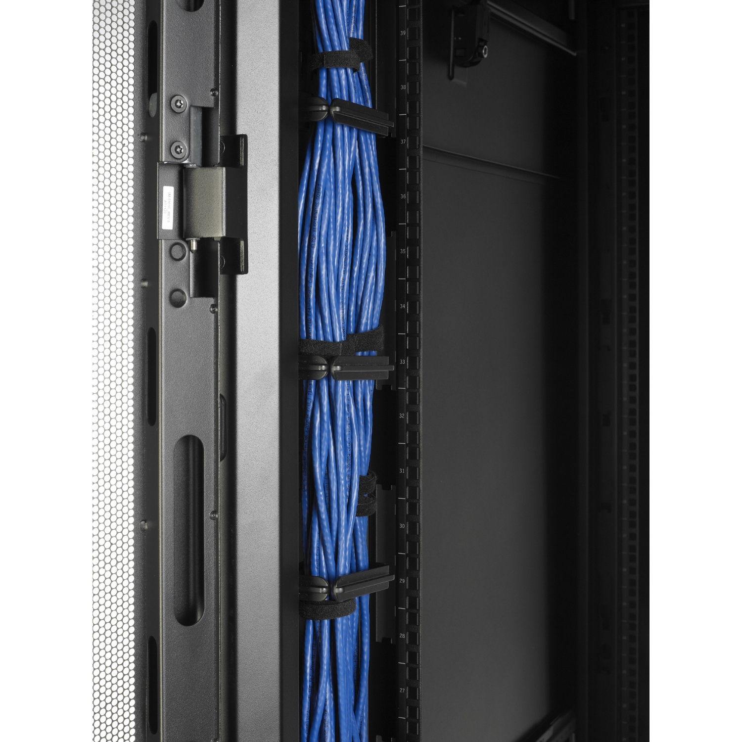 netzwerk patch-panel, server rack, kabelmanagement, blaue kabel, racke hardware