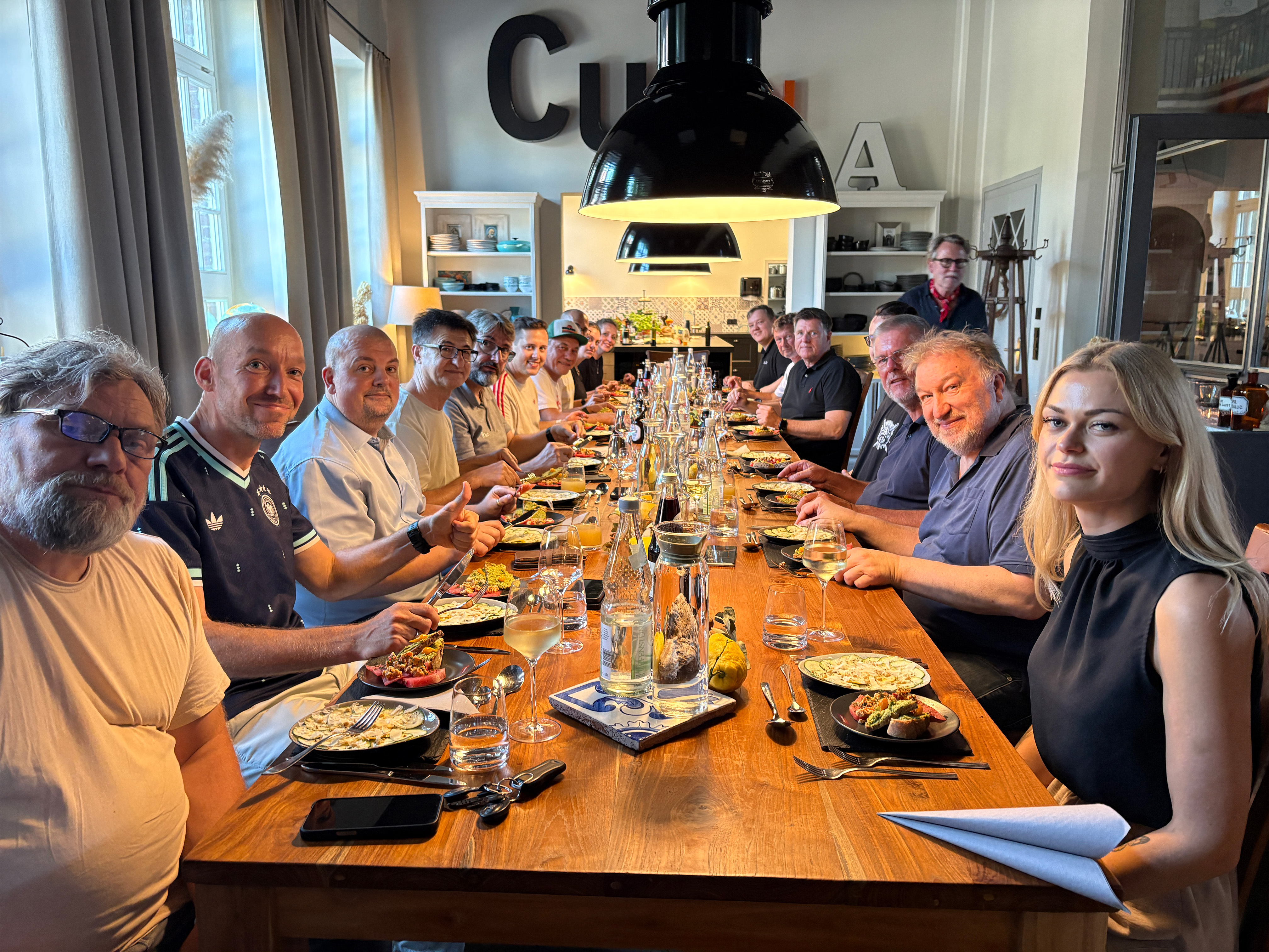 gruppenfoto, menschen, guten appetit, sonntagsessen, speisen