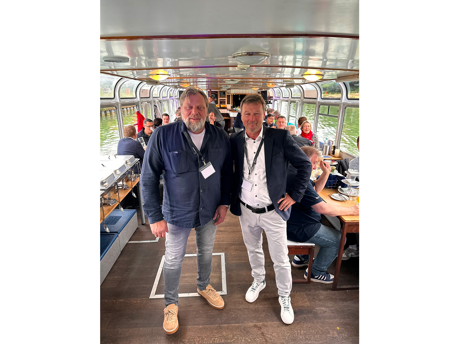 Herrenbekleidung, Casualhemd, Jeans, Sneaker, Lanyard