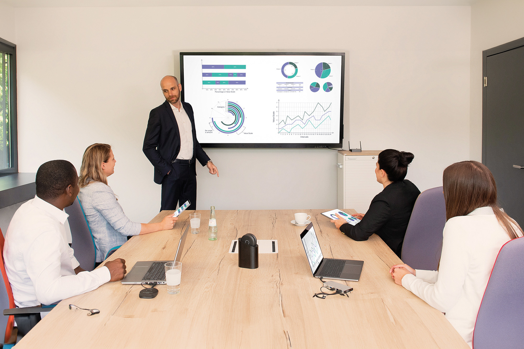 DIGITUS DS-55317 Click & Present Pro - Wireless Collaboration System Erwachsener, Weiblich, Person, Frau, Mann