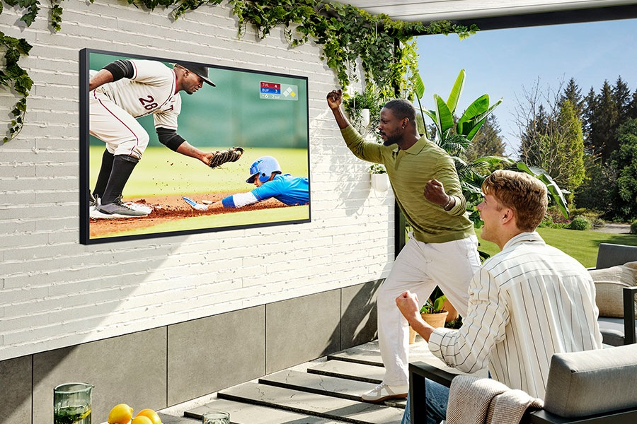Samsung TV GQ75LST7D  75" Terrace-TV  (2025´er Modell) Leute, Person, Erwachsener, Männlich, Mann