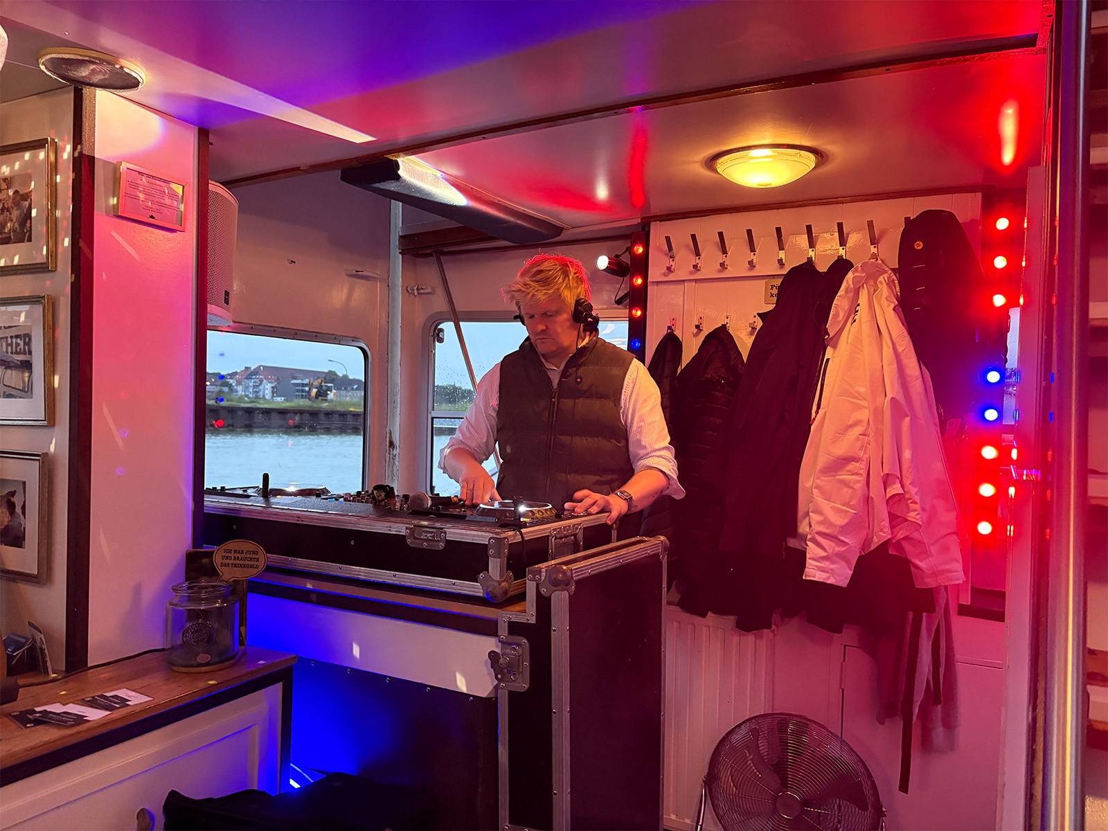 DJ, DJ-Booth, Vinyl, Pult, Kopfhörer