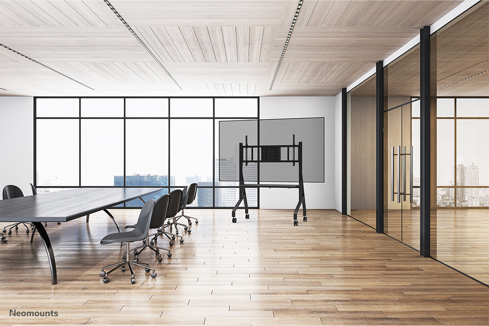 Besprechungsraum, Konferenztisch, Bürostühle, Whiteboard, Glaswände