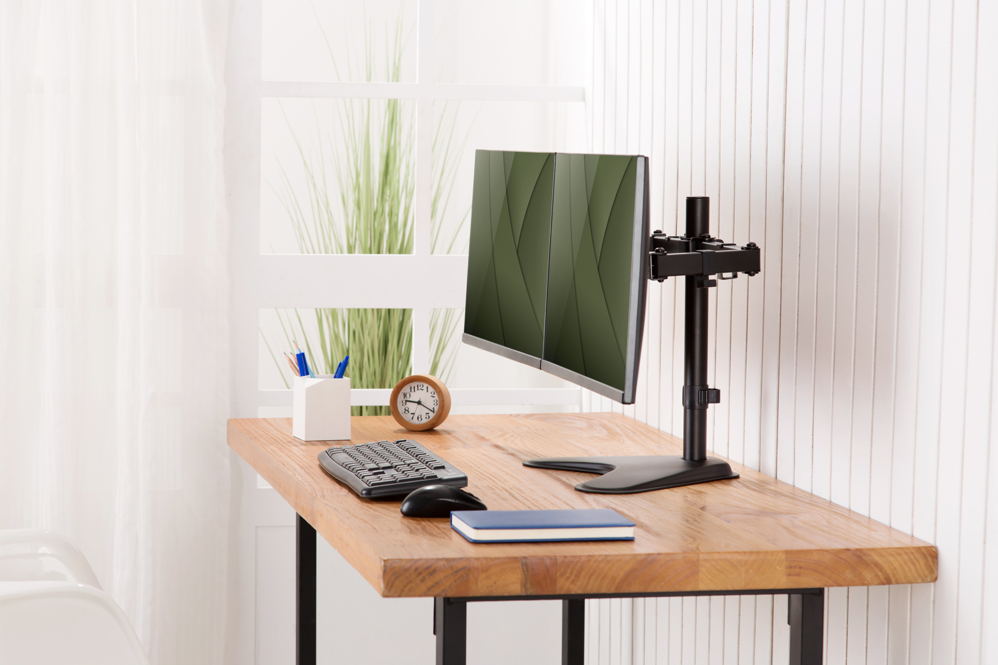 dual-monitor, monitor-arm, holzschreibtisch, schwarz-halterung, büro-setup