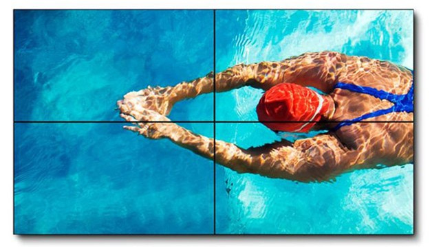 Videowand, Vier Displays, Schwimmer, Unterwasserbild, Türkis
