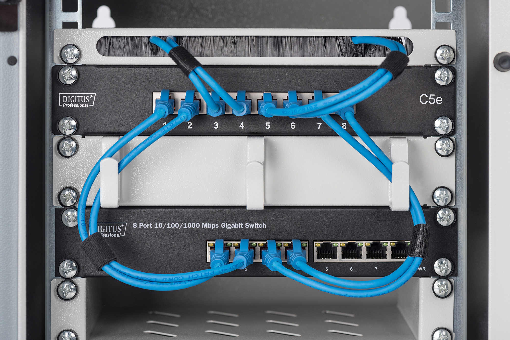 Netzwerk-Switch, Patchpanel, RJ-45, blaue Kabel, Rack-Montage