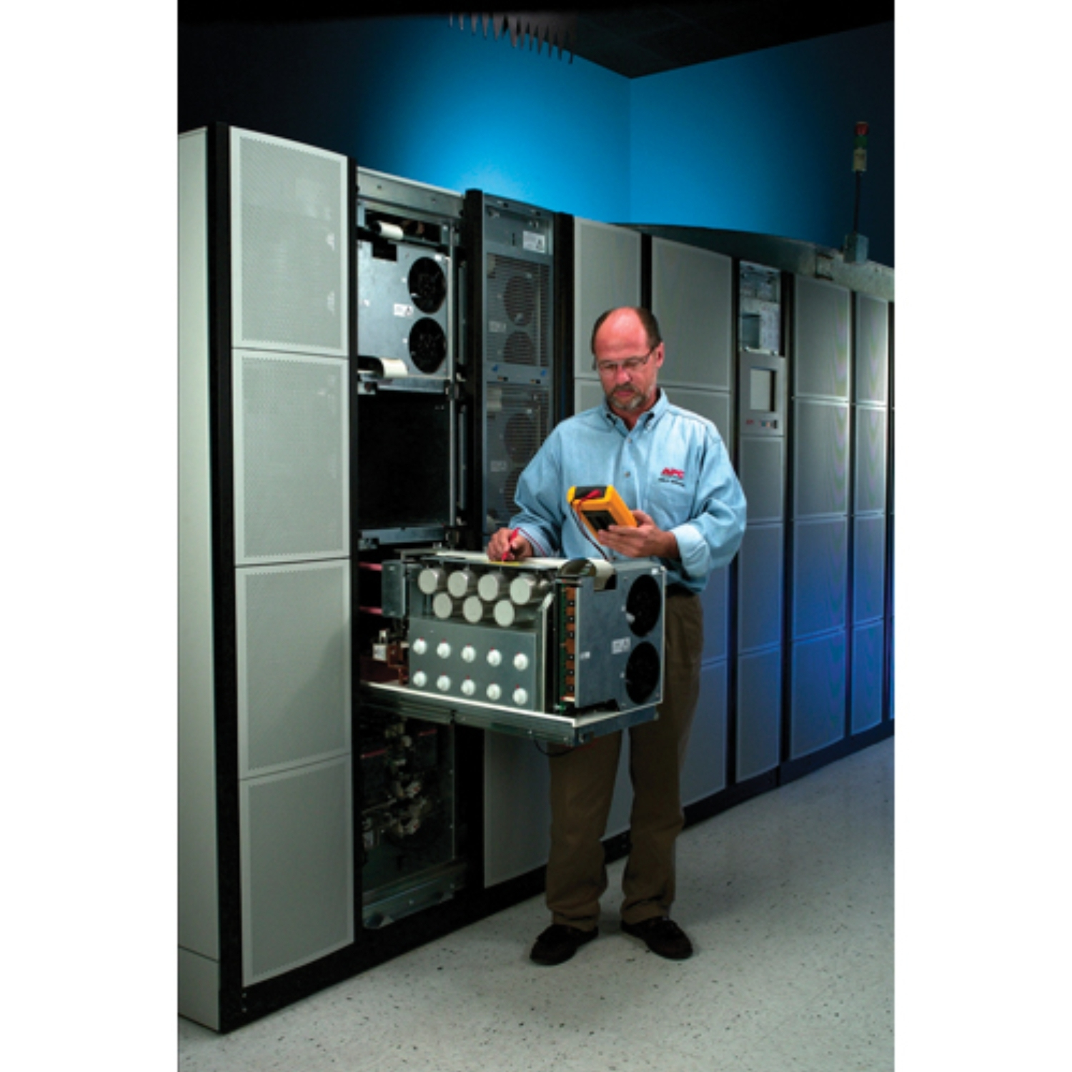 APC (1) Additional Contract Preventive Maintenance Visit 5X8 for (1) Symmetra MW 1200-1600 kVA Erwachsener, Männlich, Mann, Person, Hardware