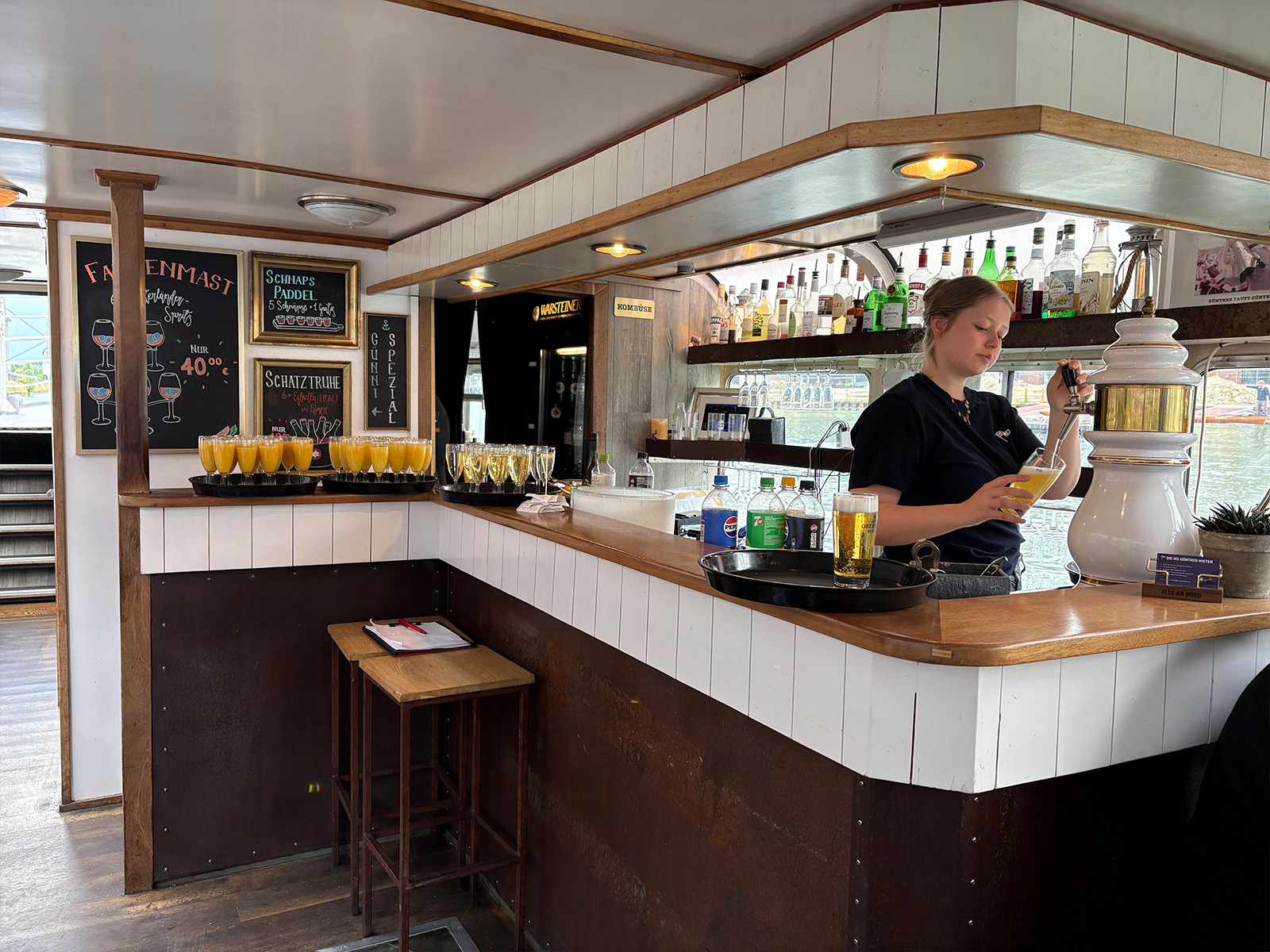 Bar, Bar counter, Getränke, Gläser, Zapfhahn