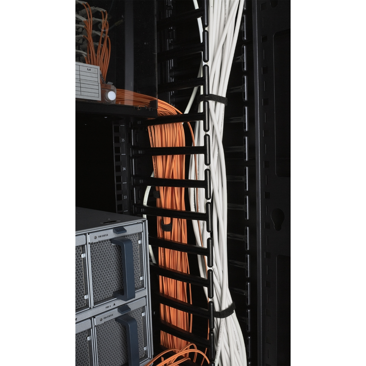 Serverrack, Netzwerk-Kabel, Kabelmanagement, Orangene Kabel, Weiße Kabel