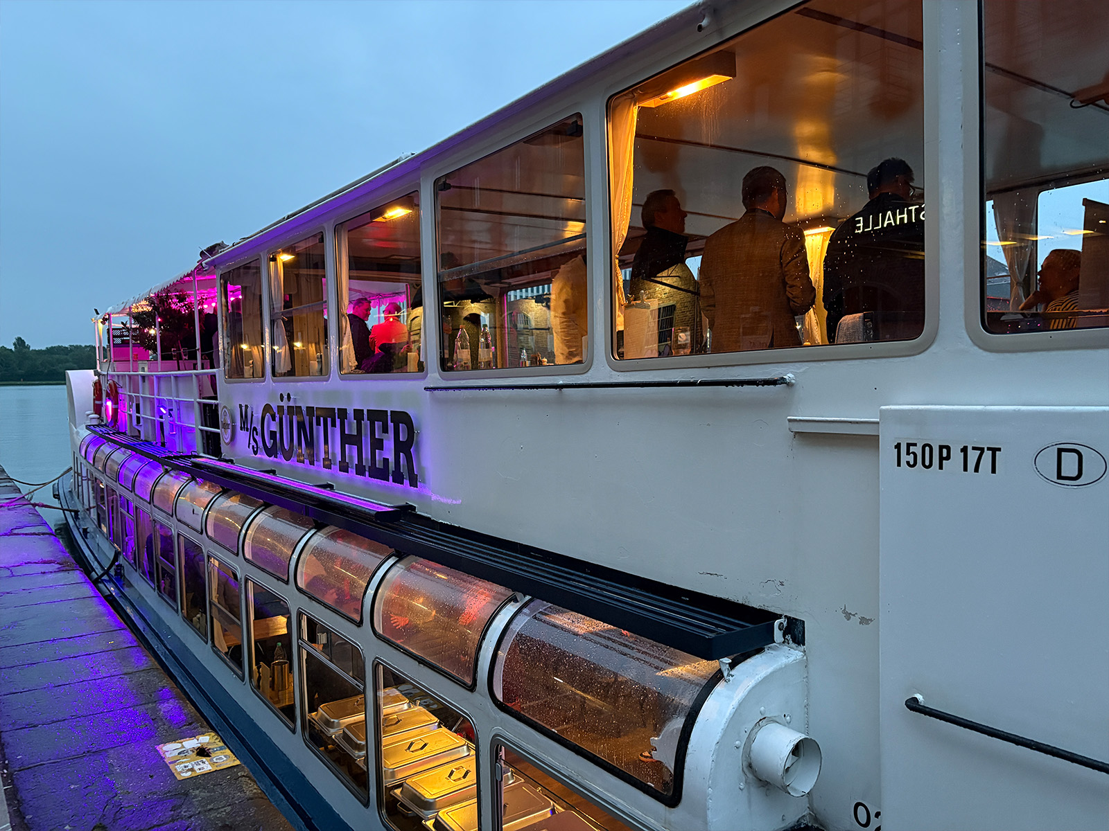 Deluxe boat, Flusskreuzfahrt, Glasfenster, Außenbeleuchtung, Passagierboot