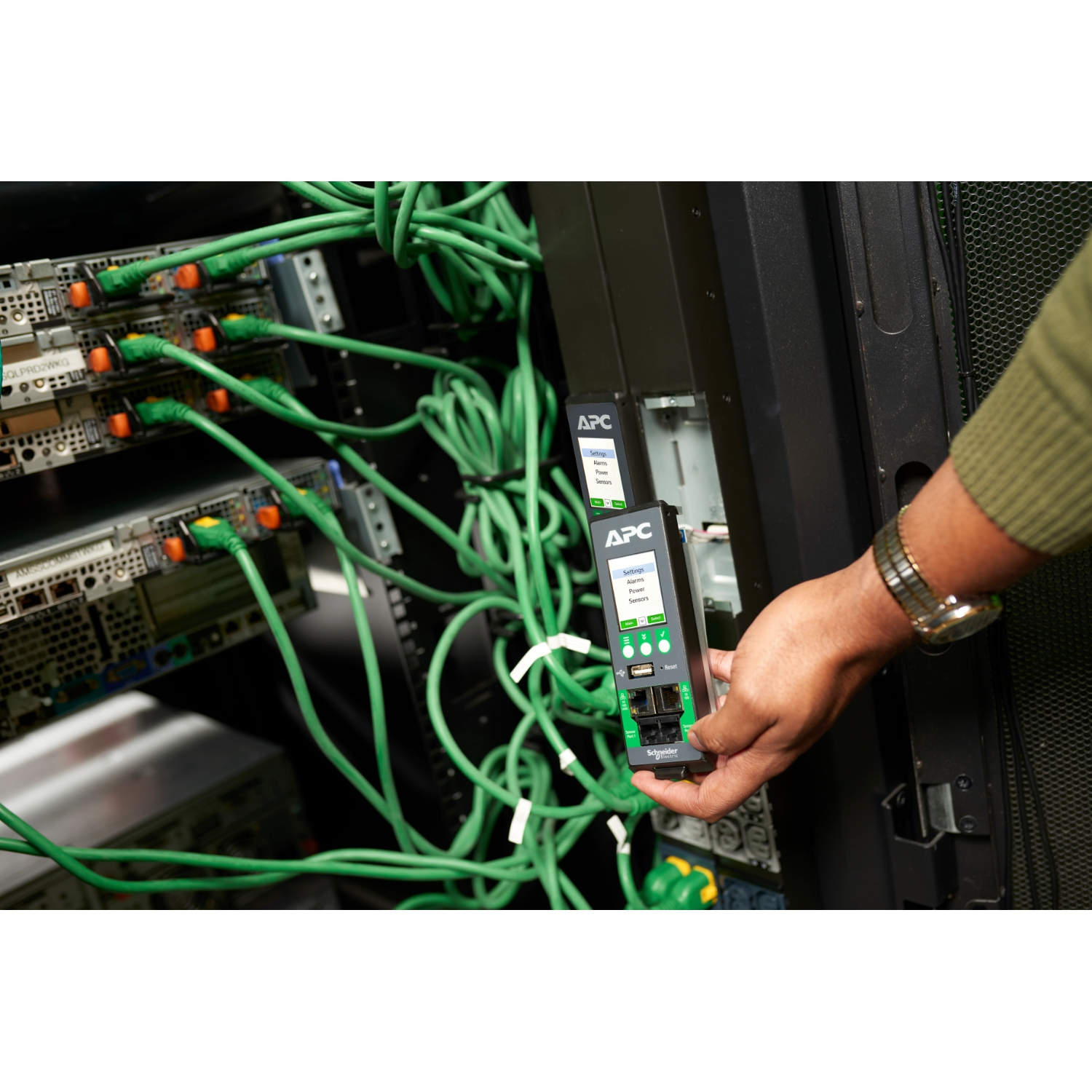 APC APDU10150SW - NetShelter Rack PDU Advanced, Switched, 7.4kW, 1PH, 230V, 32A, 332P6, 40 Outlet